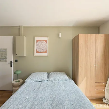 Charming 16m In 20 With Shared Terrace Párizs